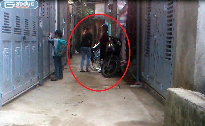 Cô gái trẻ đưa chiếc xe lăn chui vào trong con hẻm nhỏ để tránh mọi người để ý